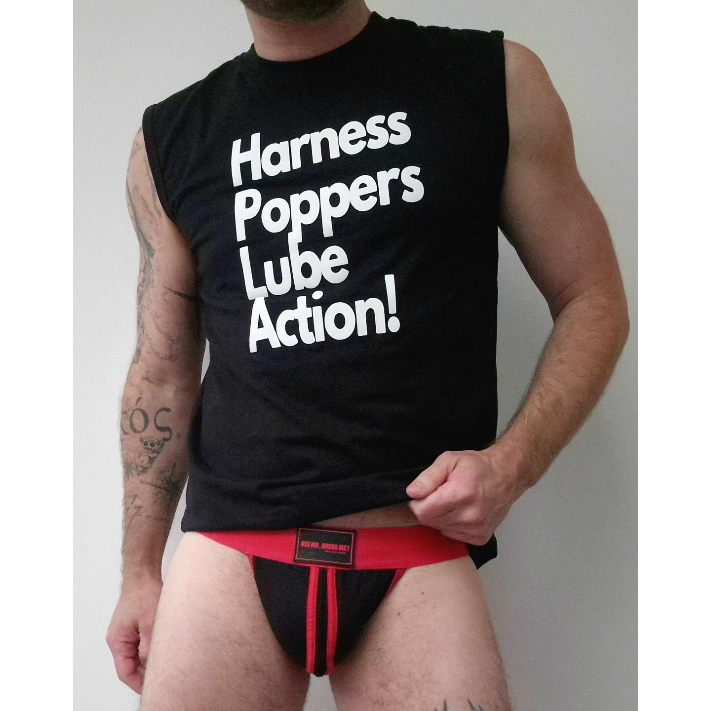 HARNESS, POPPERS, LUBE, ACTION!  Débardeur gay Fred from Desire